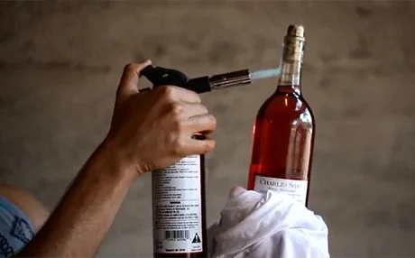 ¿Cómo abrir una botella de vino sin sacacorchos?